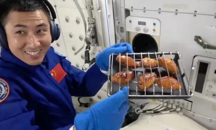 Китайские космонавты впервые приготовили мясо на орбите