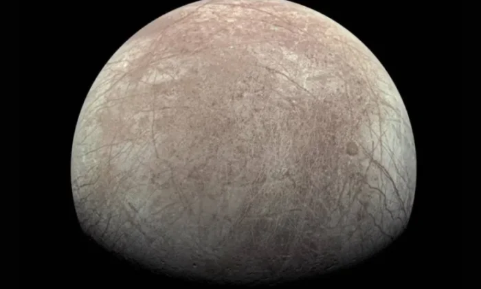 Juno вычислил объем кислорода, выделяемого ледяной Европой