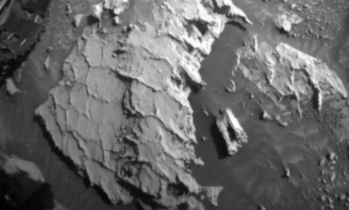 Curiosity сфотографировал камни с сотами и вафельными узорами на Марсе