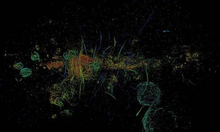 Телескоп показал тысячи загадочных нитей в центре Галактики