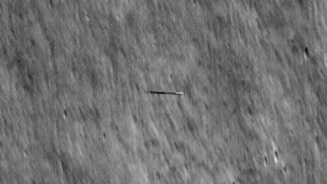 Загадочный объект сфотографирован на орбите Луны