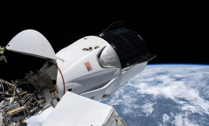 Корабль SpaceX доставил астронавтов на МКС